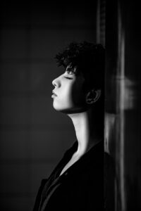 20代の顔のざらつきが悪化する原因は何ですか？