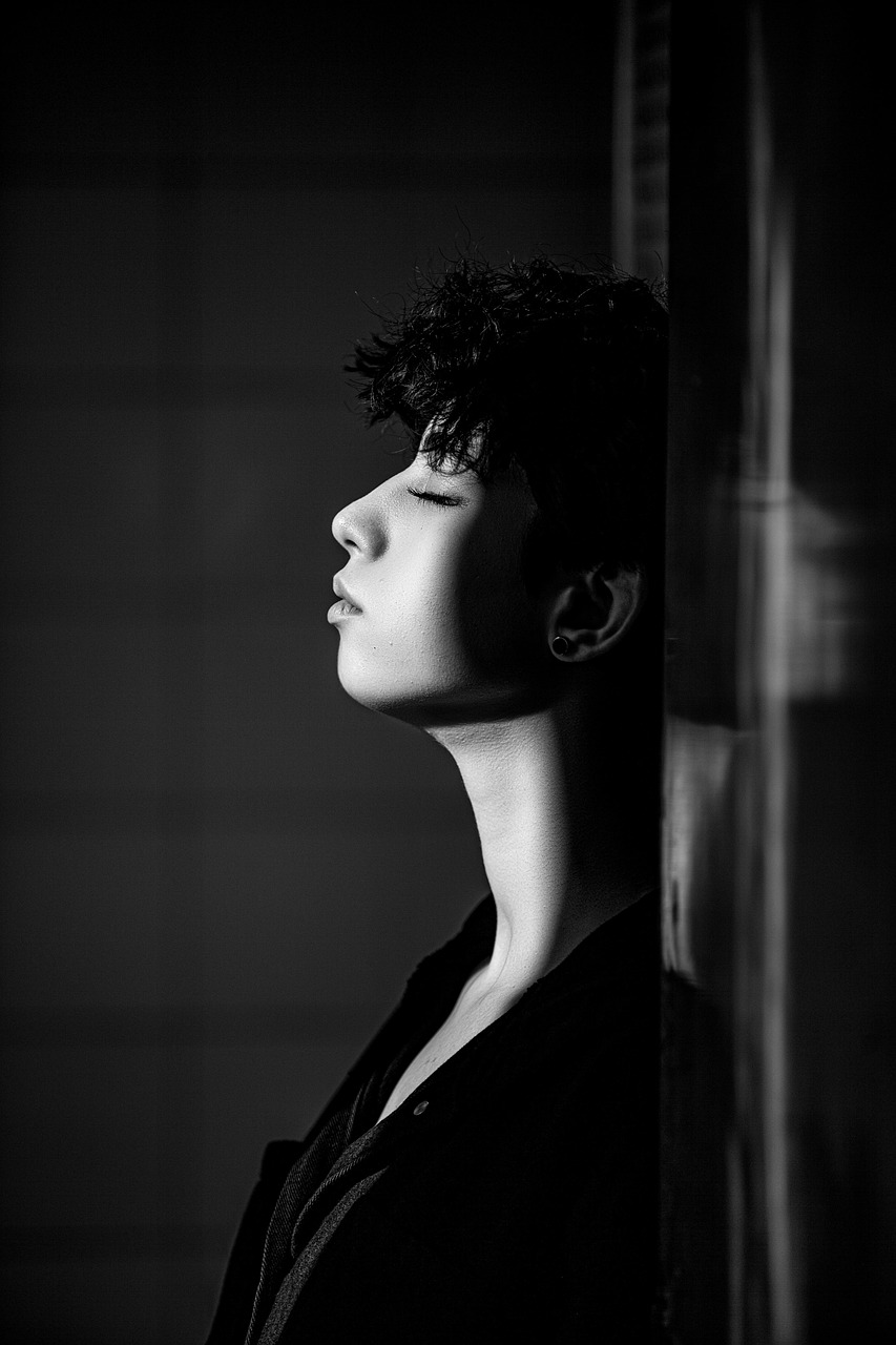 20代の顔のざらつきが悪化する原因は何ですか？